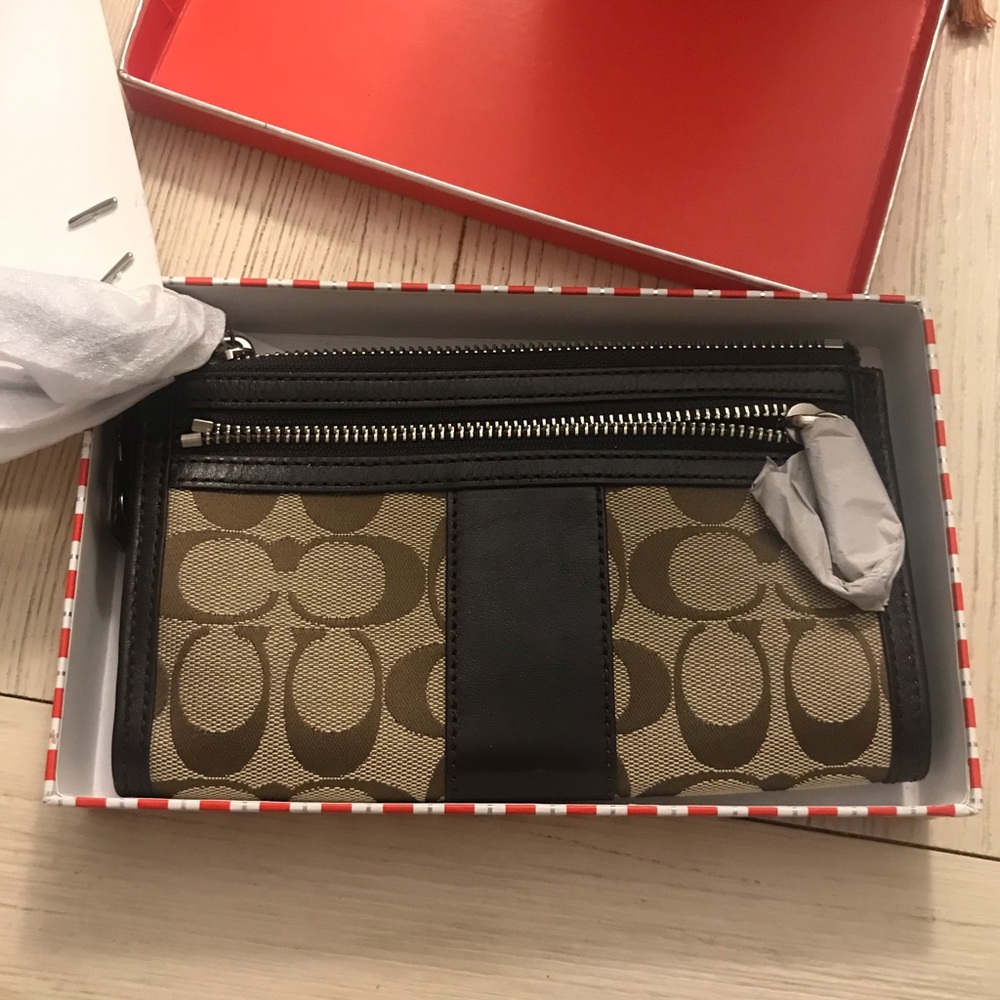 NWT Coach Khaki/Mahogany Signature Zippy Wallet